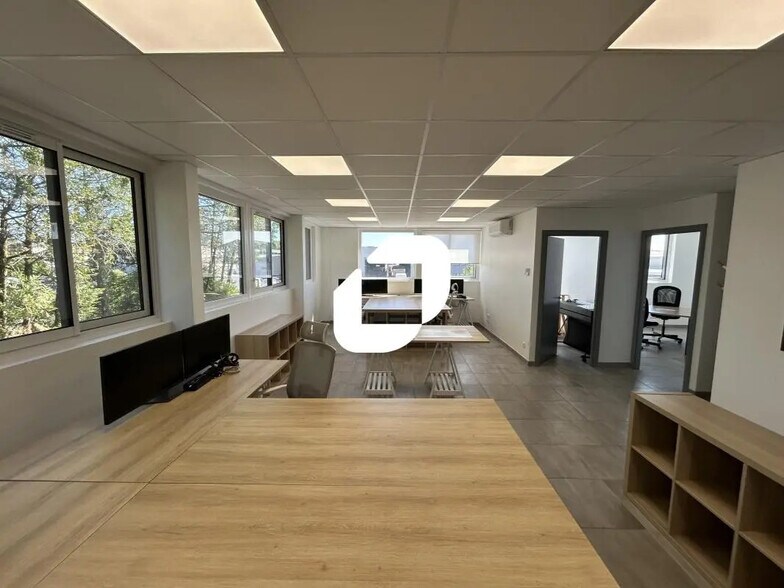 Bureau dans Ozoir-la-Ferrière à louer - Photo de l’immeuble – Image 2 sur 7