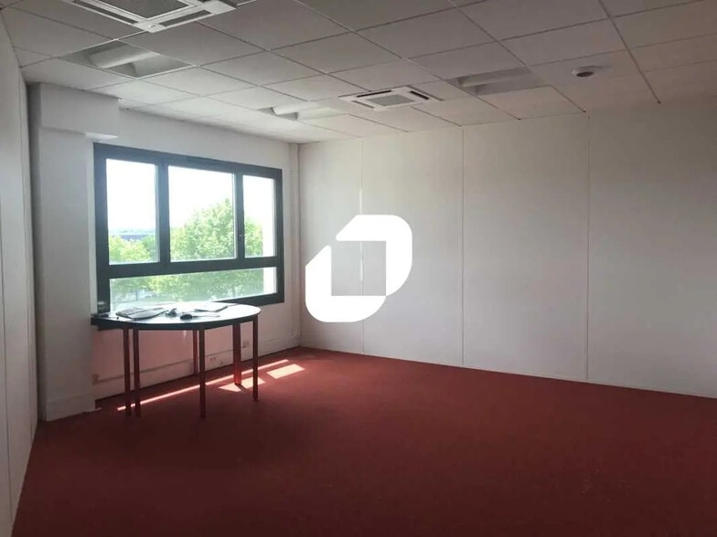 Local d’activités dans Chanteloup-les-Vignes à louer - Photo intérieure – Image 2 sur 6