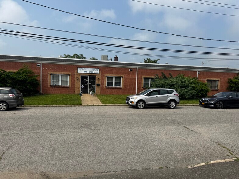 134 Rome St, Farmingdale, NY à vendre - Photo de l’immeuble – Image 1 sur 1
