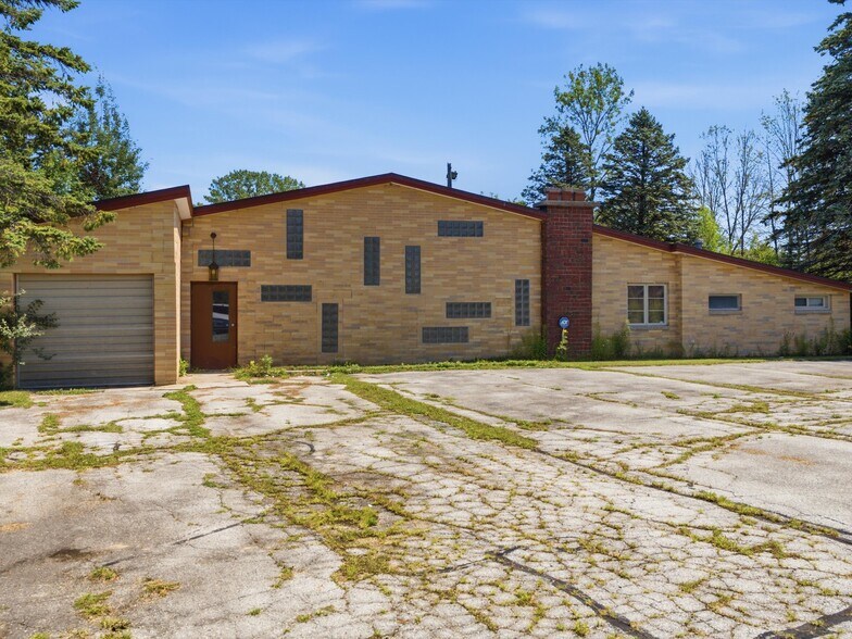 1801 Johnston Dr, Manitowoc, WI à vendre - Photo de l’immeuble – Image 2 sur 15
