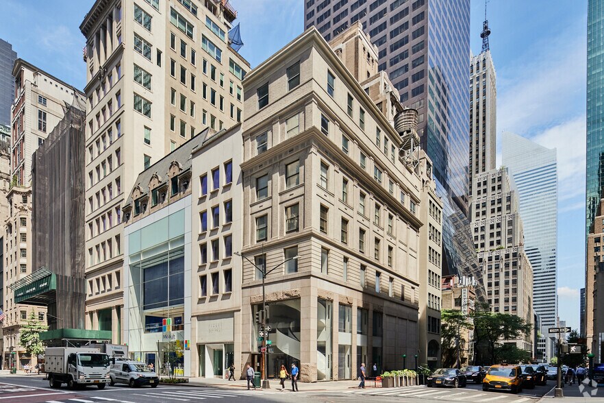 673 Fifth Ave, New York, NY à louer - Photo de l’immeuble – Image 1 sur 5
