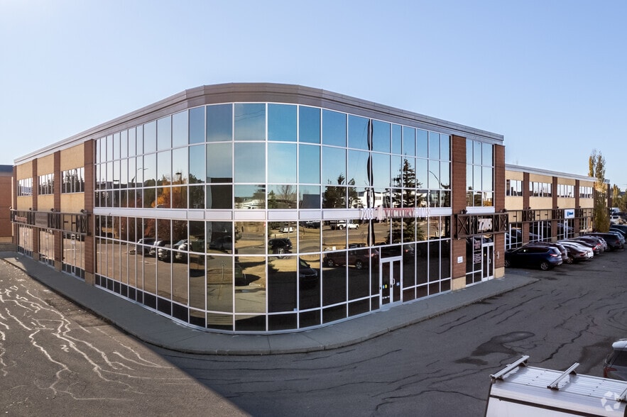 7203-7221 Roper Rd NW, Edmonton, AB à vendre - Photo principale – Image 1 sur 9