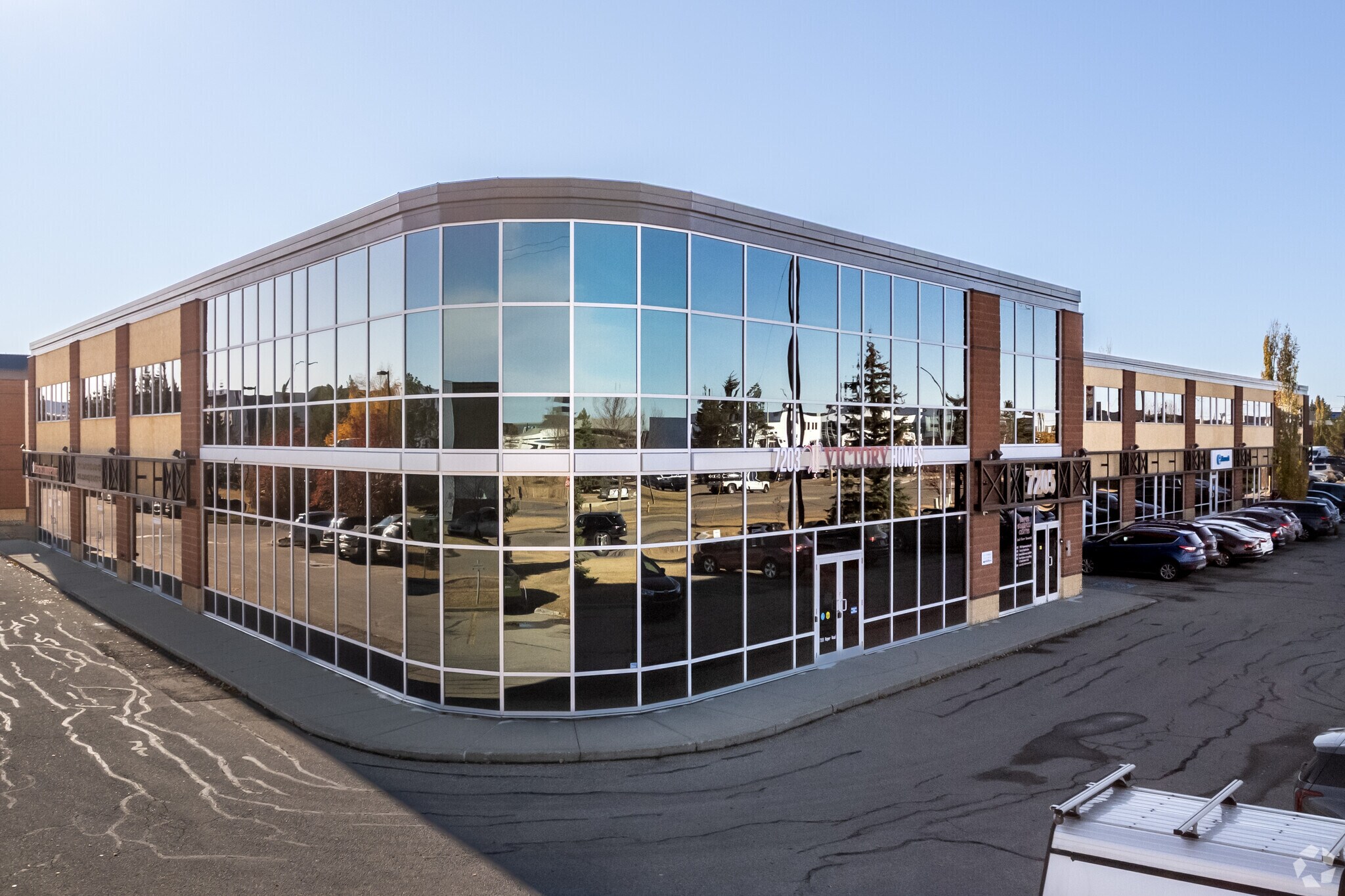 7203-7221 Roper Rd NW, Edmonton, AB à vendre Photo principale– Image 1 sur 10