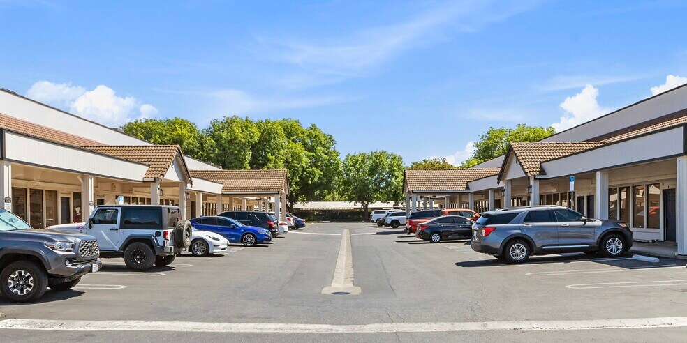 2125 Wylie Dr, Modesto, CA à vendre - Photo de l’immeuble – Image 2 sur 24