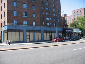2216-2260 E Tremont Ave, Bronx, NY à louer Photo de l’immeuble– Image 2 sur 2