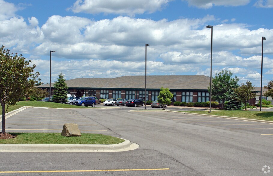 2401 Harnish Dr, Algonquin, IL à louer - Photo de l’immeuble – Image 3 sur 4