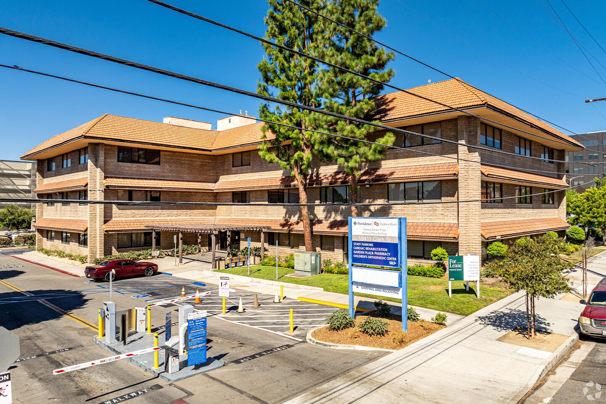 18411 Clark St, Tarzana, CA à louer Photo principale– Image 1 sur 7
