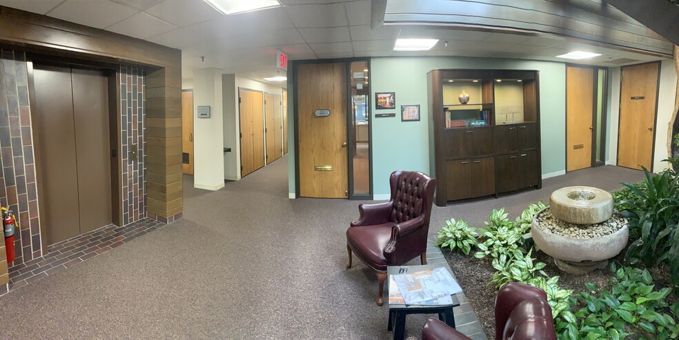 525 Dunham Rd, St Charles, IL à louer - Hall d’entrée – Image 3 sur 11