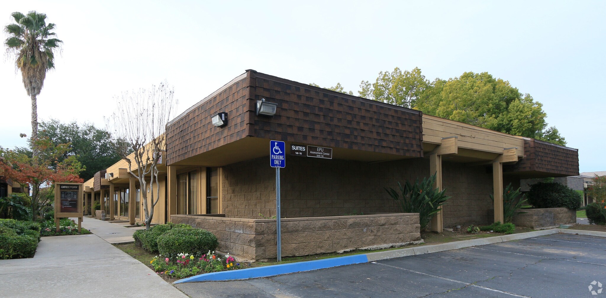 4420 N 1st St, Fresno, CA à louer Photo de l’immeuble– Image 1 sur 8
