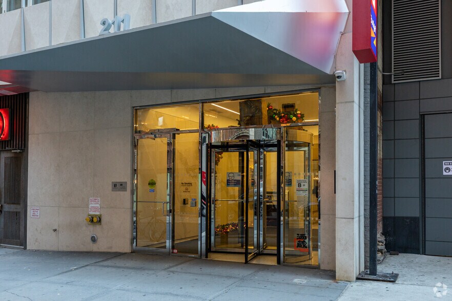 211 E 43rd St, New York, NY à louer - Photo de l’immeuble – Image 1 sur 1