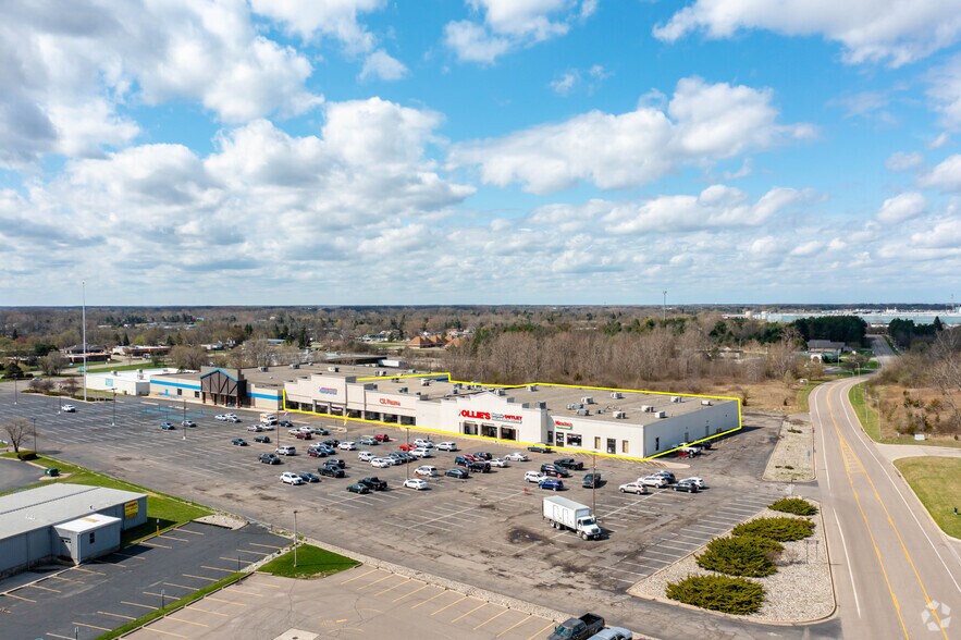 5038 Miller Rd, Flint, MI à vendre - Photo principale – Image 1 sur 11