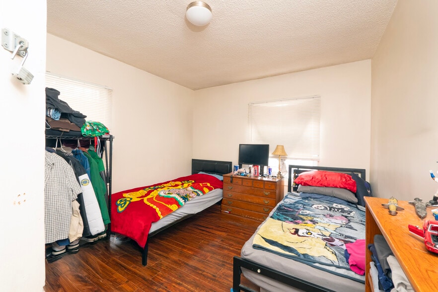 1931 W 35th Pl, Los Angeles, CA à vendre - Photo de l’immeuble – Image 3 sur 12