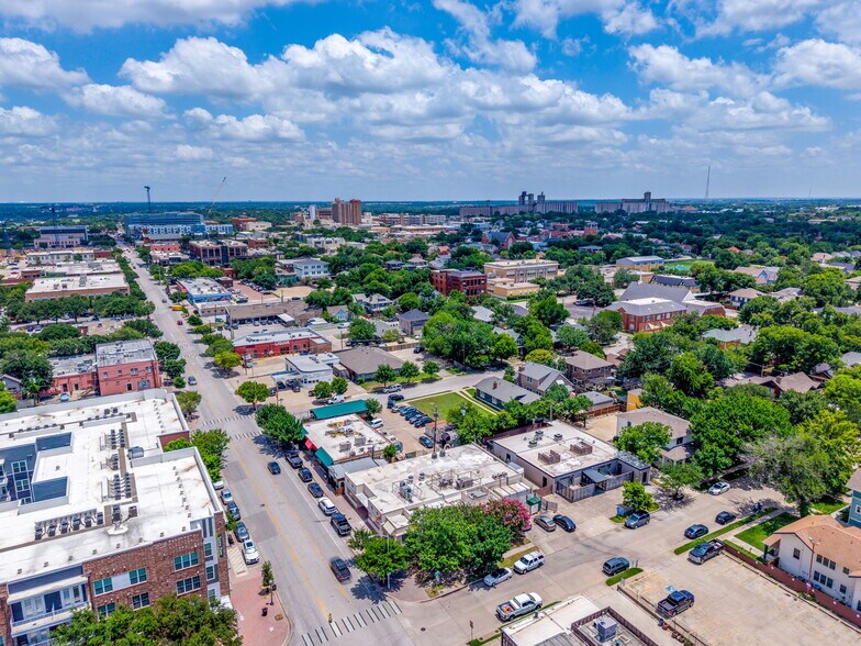 1065 W Magnolia Ave, Fort Worth, TX à louer - Photo de l’immeuble – Image 2 sur 14
