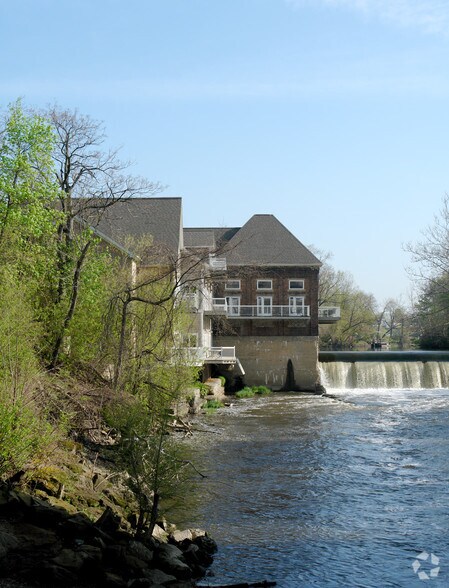 2291 Riverfront Pky, Cuyahoga Falls, OH à louer - Photo de l’immeuble – Image 2 sur 6