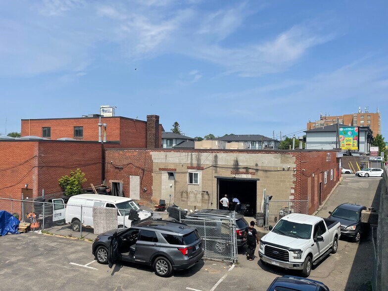642 Rogers Rd, Toronto, ON à vendre - Photo de l’immeuble – Image 2 sur 5