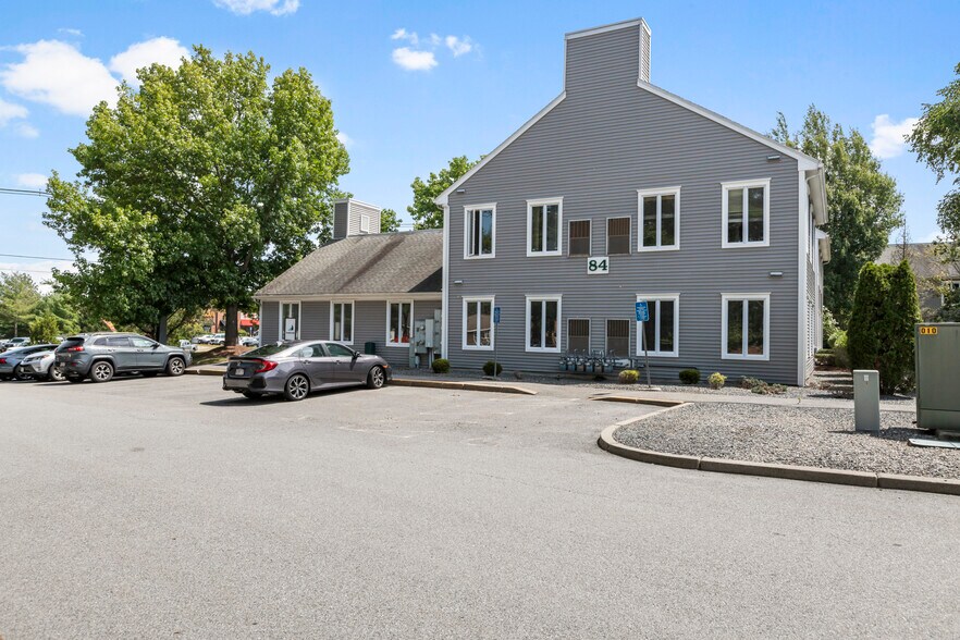 84 Faunce Corner Mall Rd, Dartmouth, MA à vendre - Photo de l’immeuble – Image 1 sur 11