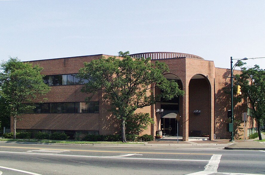 400 W Maple Rd, Birmingham, MI à louer - Photo de l’immeuble – Image 2 sur 5