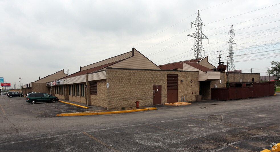 557 Dixon Rd, Toronto, ON à louer - Photo de l’immeuble – Image 2 sur 3