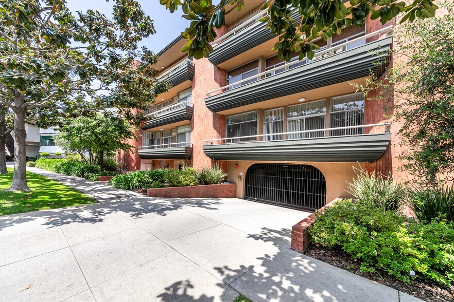 818 S Gretna Green Way, Los Angeles, CA à vendre - Photo de l’immeuble – Image 3 sur 12