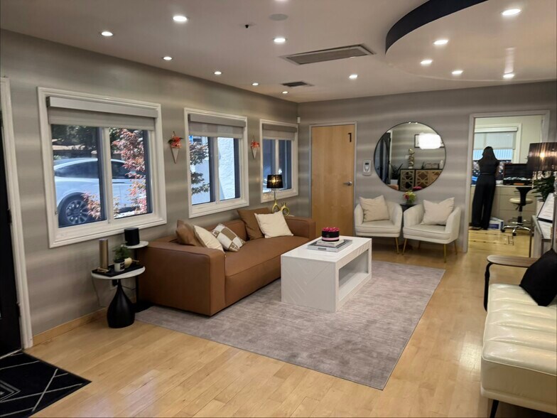 418 Willow Rd, Menlo Park, CA à louer - Photo de l’immeuble – Image 3 sur 31