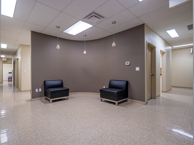 88 Auto rd, Lloydminster, AB à louer - Photo de l’immeuble – Image 2 sur 29