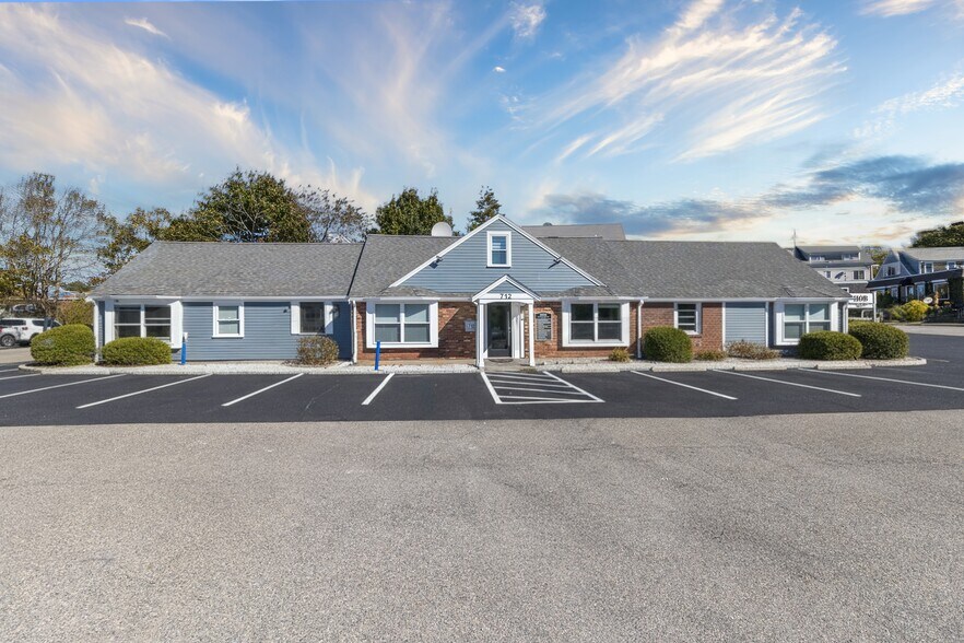 712 Main St, Hyannis, MA à vendre - Photo de l’immeuble – Image 1 sur 76