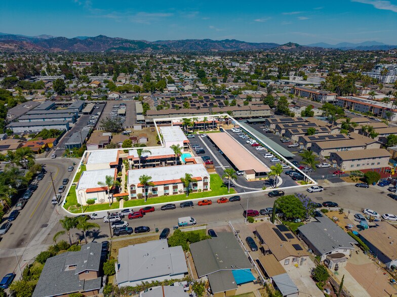 345 E Park Ave, Escondido, CA à vendre - Photo de l’immeuble – Image 2 sur 16