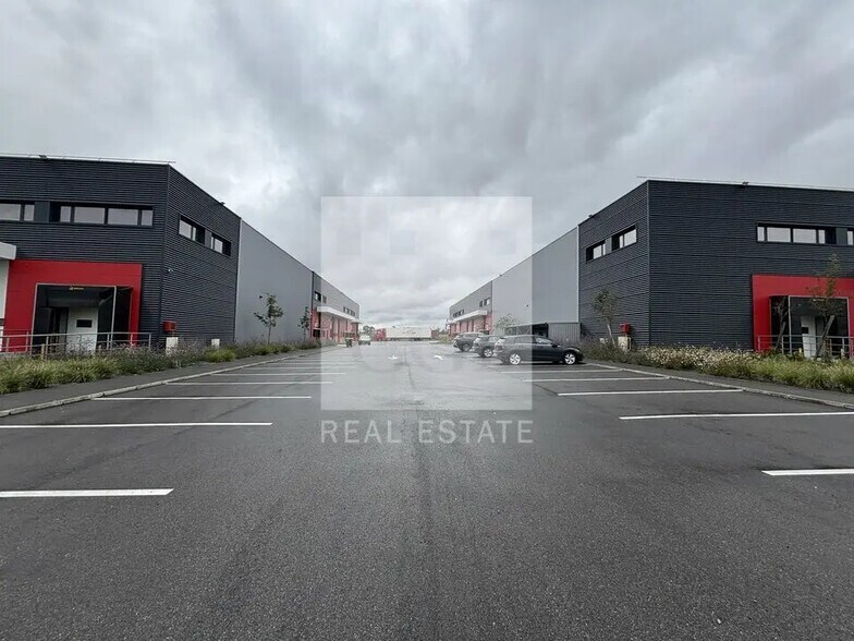 Local d’activités dans Heyrieux à louer - Photo de l’immeuble – Image 1 sur 24