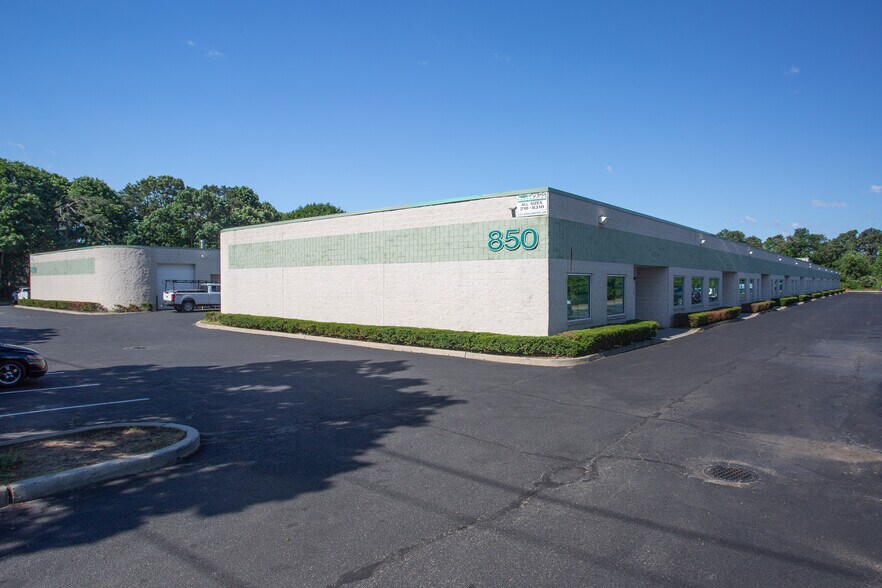 850 Lincoln Ave, Bohemia, NY à louer - Photo de l’immeuble – Image 2 sur 11
