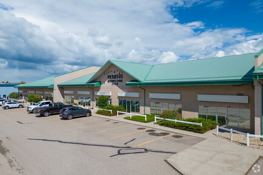 2340 Pegasus Way NE, Calgary, AB à louer - Photo de l’immeuble – Image 2 sur 6