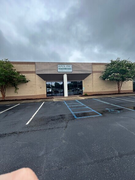 1110 W Butler Rd, Greenville, SC à louer - Photo de l’immeuble – Image 1 sur 2