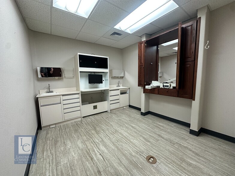 900 N Tyler Rd, Wichita, KS à louer - Photo de l’immeuble – Image 2 sur 7