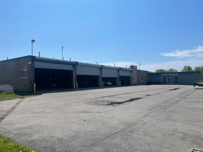 271 Dingens St, Buffalo, NY à louer - Photo de l’immeuble – Image 1 sur 8