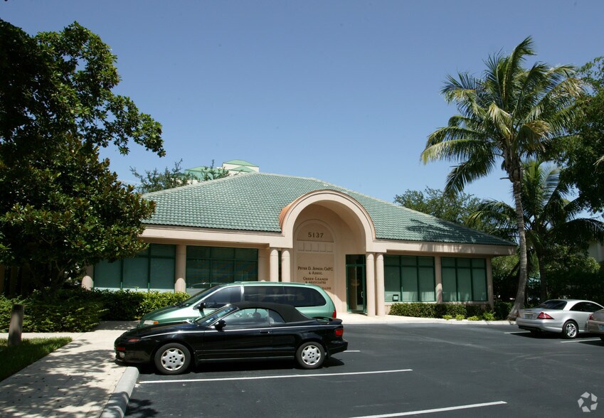 5137 Castello Dr, Naples, FL à louer - Photo de l’immeuble – Image 2 sur 3