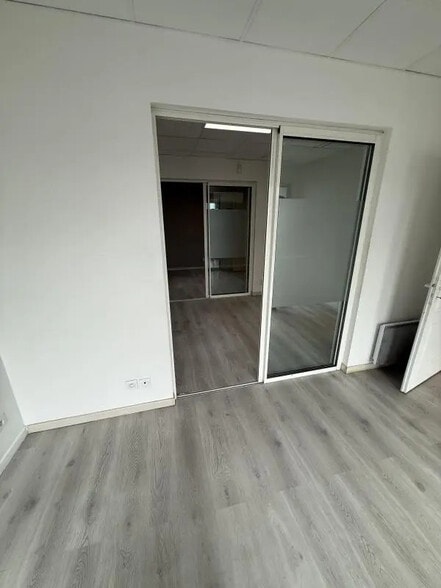 Local d’activités dans Sainte-Eulalie à louer - Photo de l’immeuble – Image 2 sur 3