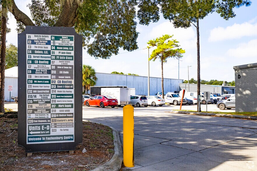501 S Falkenburg Rd, Tampa, FL à louer - Photo de l’immeuble – Image 3 sur 22