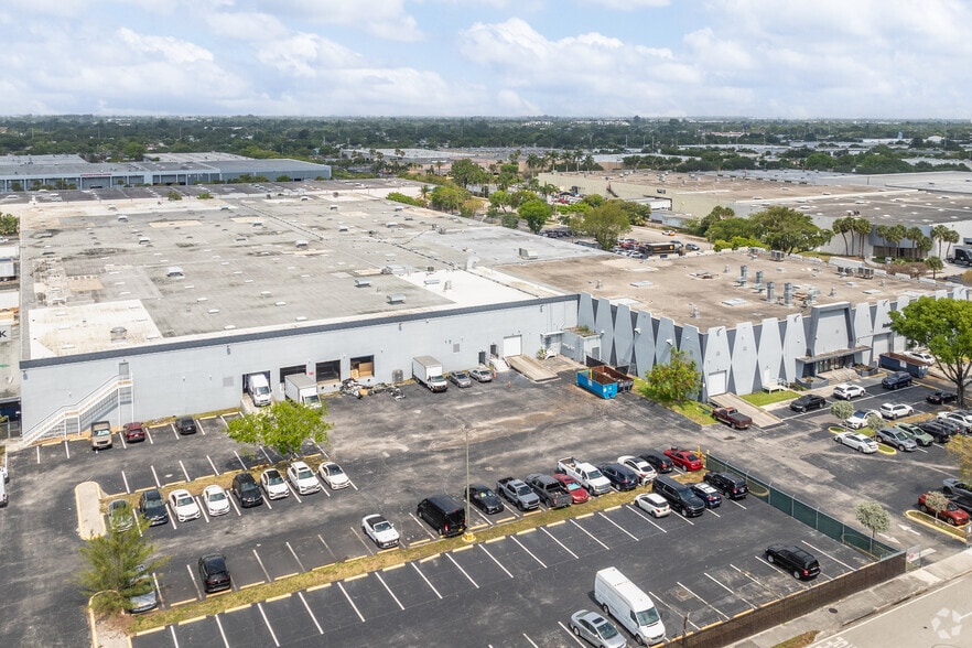 1400 NW 159th St, Miami Gardens, FL à louer - Photo de l’immeuble – Image 1 sur 7