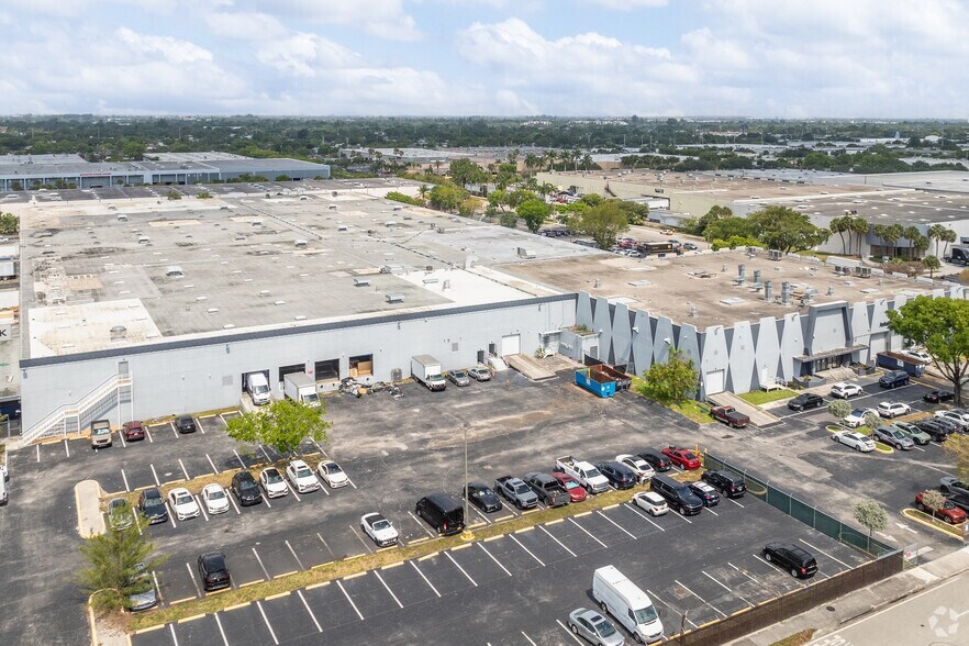 1400 NW 159th St, Miami Gardens, FL à louer - Photo de l’immeuble – Image 2 sur 7