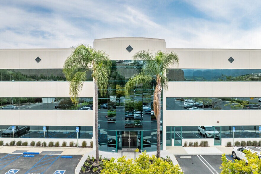 20532 El Toro Rd, Mission Viejo, CA à vendre - Photo de l’immeuble – Image 3 sur 25