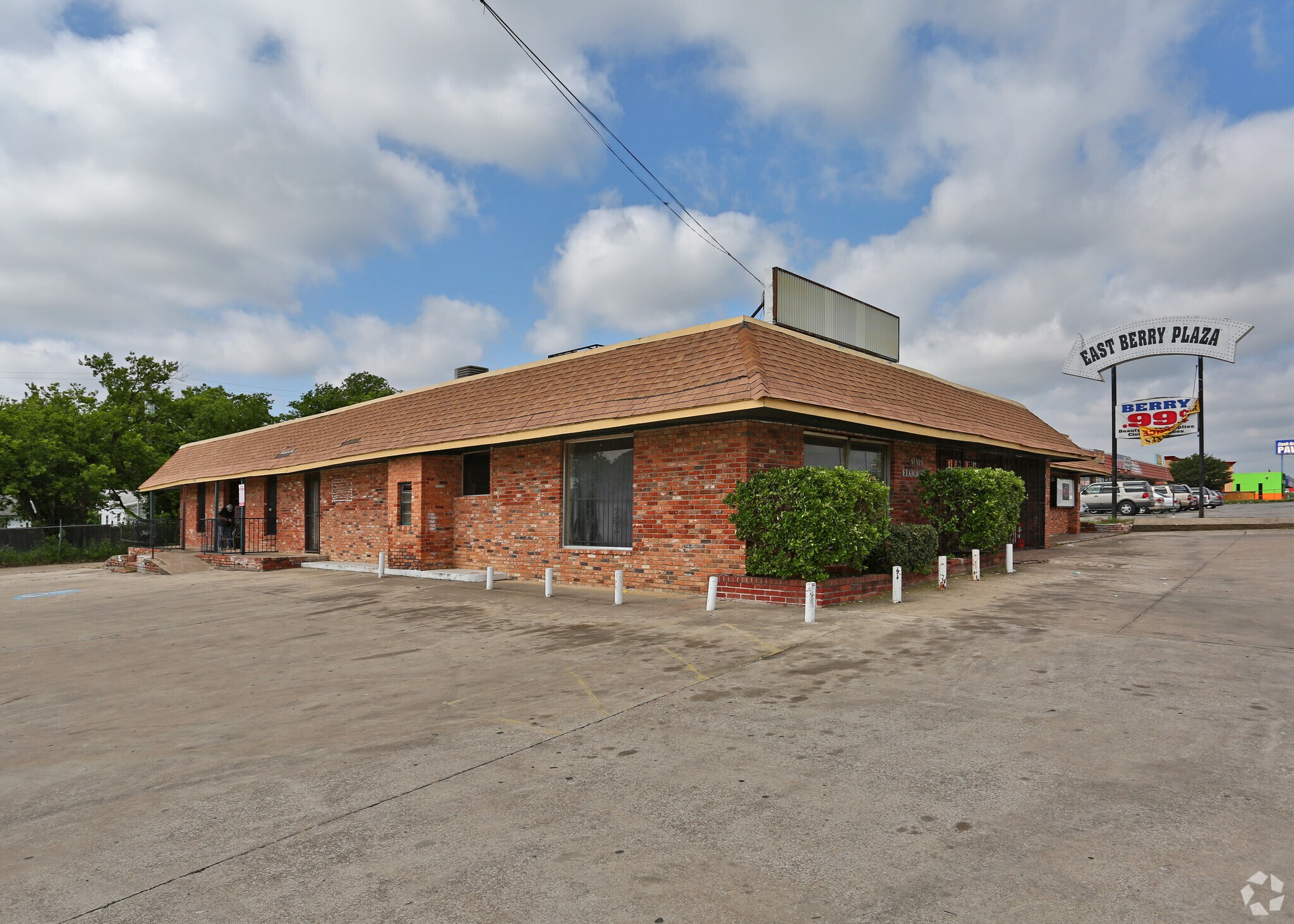 944 E Berry St, Fort Worth, TX à vendre Photo de l’immeuble– Image 1 sur 5