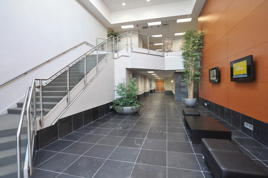 39475 W 13 Mile Rd, Novi, MI à louer - Photo intérieure – Image 2 sur 12