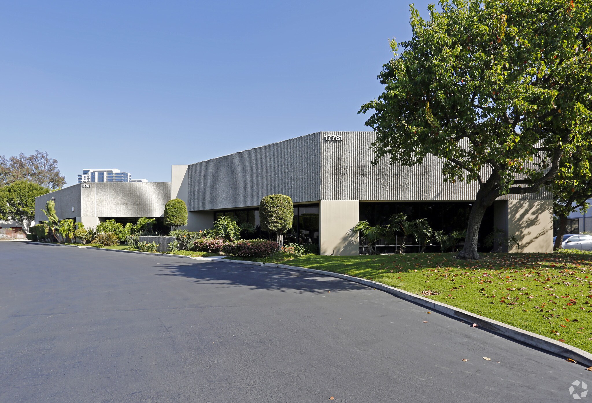 17781-17791 Mitchell Ave N, Irvine, CA à louer Photo principale– Image 1 sur 7
