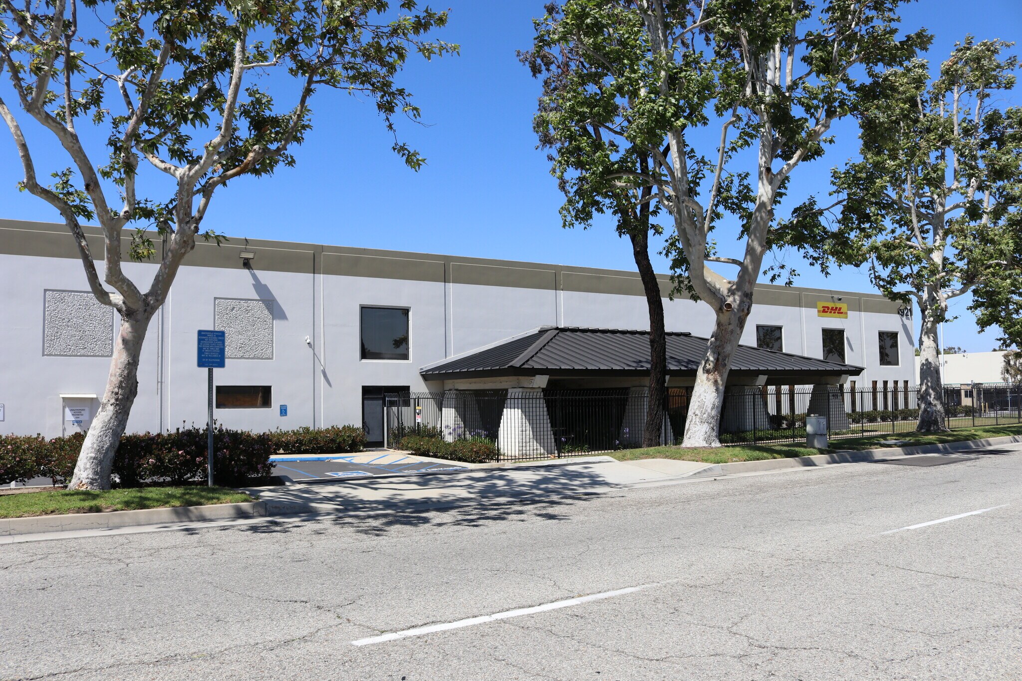 921 W Artesia Blvd, Compton, CA à louer Photo de l’immeuble– Image 1 sur 5
