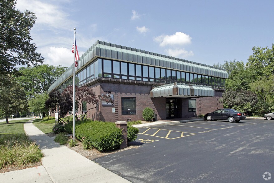 7700 W Bluemound Ave, Milwaukee, WI à louer - Photo de l’immeuble – Image 1 sur 4
