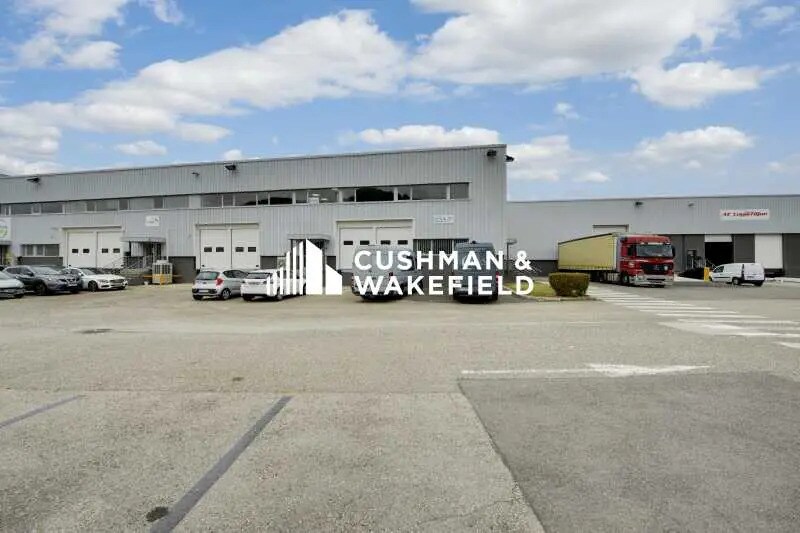 Local d'activités dans Saint-Quentin-Fallavier à vendre - Photo de l’immeuble – Image 3 sur 11