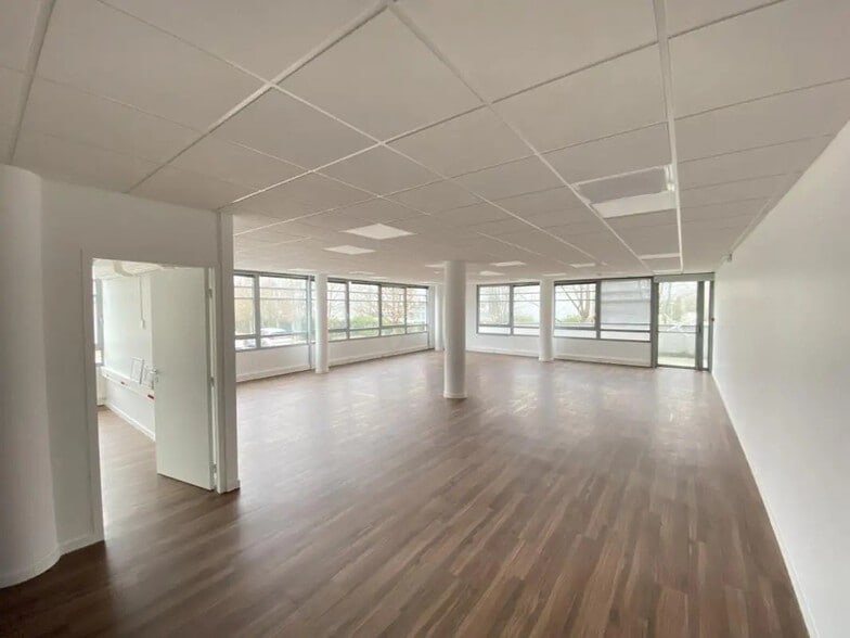 Bureau dans Saint-Priest à louer - Photo intérieure – Image 2 sur 15