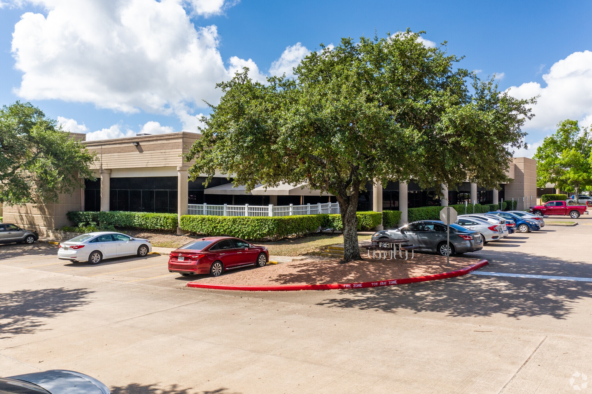1321 Rutherford Ln, Austin, TX à louer Photo principale– Image 1 sur 7