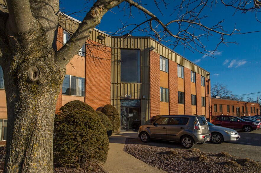 21 Highland Cir, Needham, MA à louer - Photo de l’immeuble – Image 3 sur 4