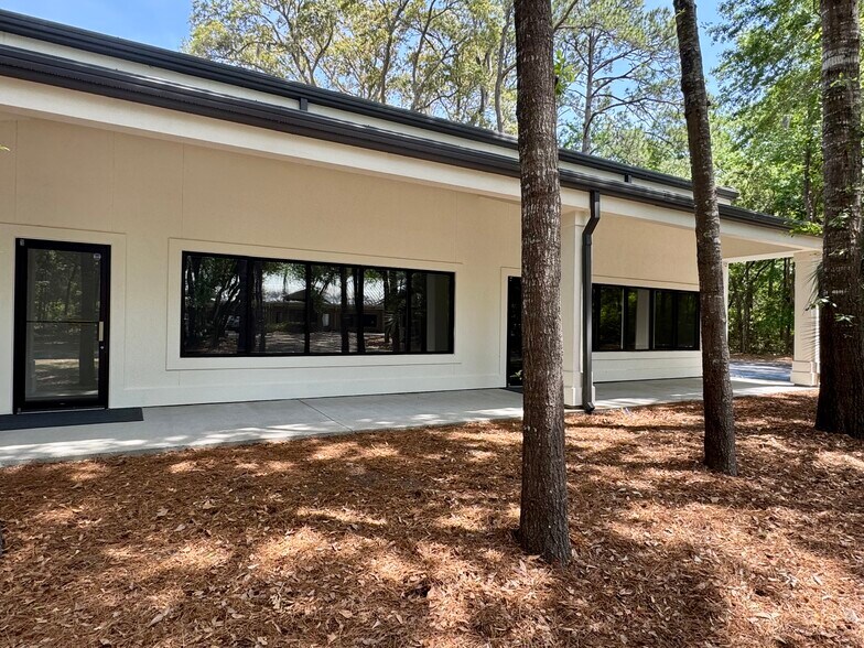 70 Capital Dr, Hilton Head Island, SC à vendre - Photo de l’immeuble – Image 2 sur 13