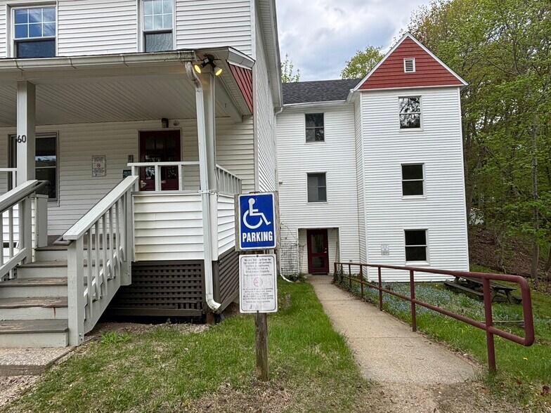 60 Cottage St, Great Barrington, MA à vendre - Photo de l’immeuble – Image 2 sur 44